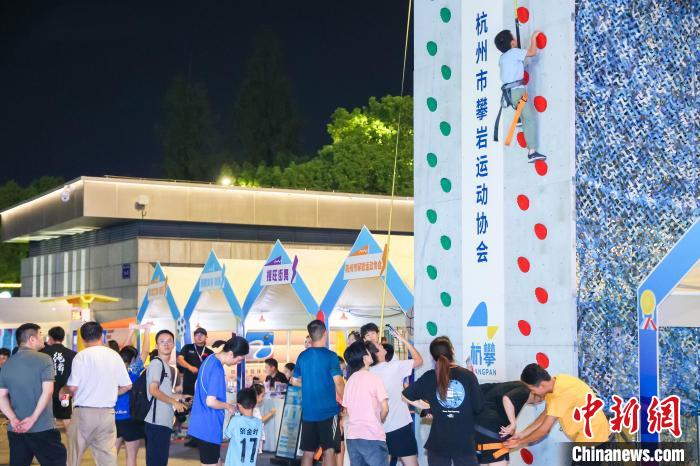 后亚运全民健身点燃夏日激情:攀岩与匹克球在