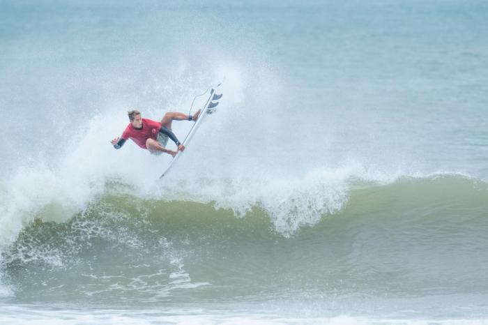 在日月湾海域举行的万宁国际冲浪大赛暨2024年全