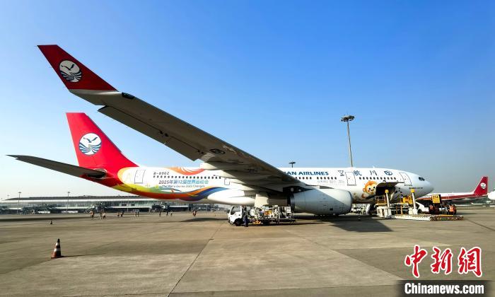 成都世运会主题涂装飞机首航飞往无锡展现中国