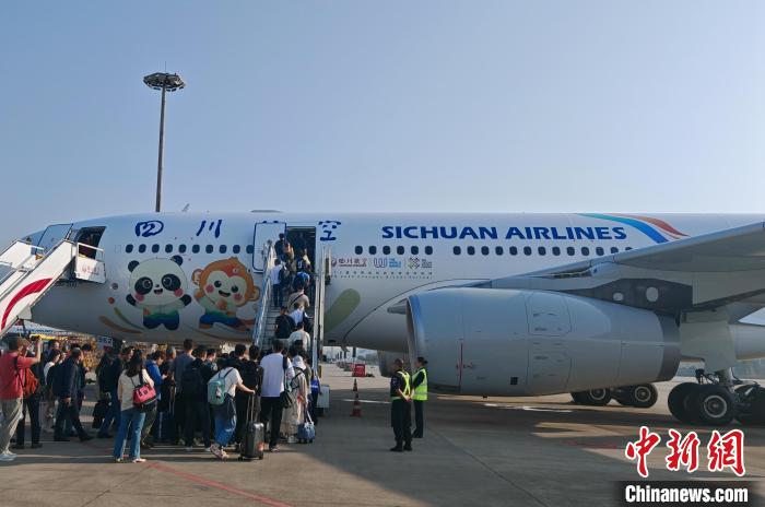 成都世运会主题涂装飞机首航飞往无锡展现中国