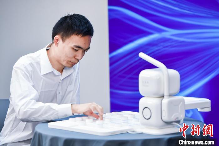 深圳象棋人机对决引热议 AI机器人首秀震撼棋坛