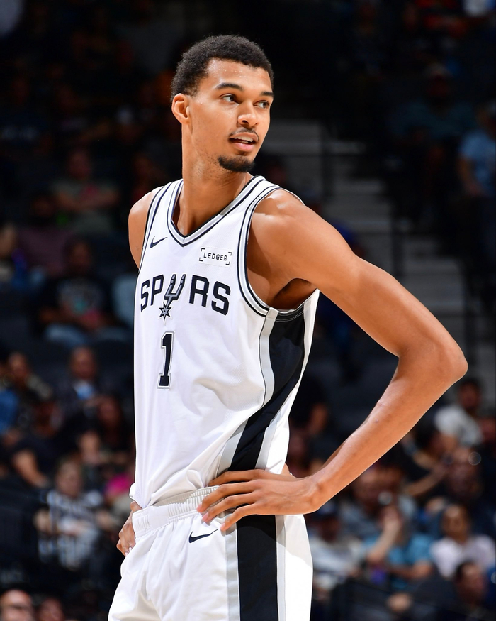 文班亚马冲击历史第四人：双冠王挑战年龄纪录