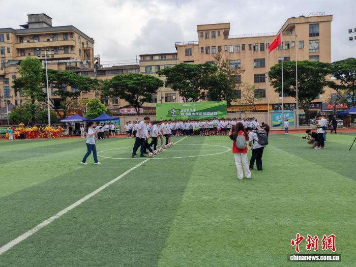 粤港青少年足球邀请赛佛山开幕 12校百名球员共
