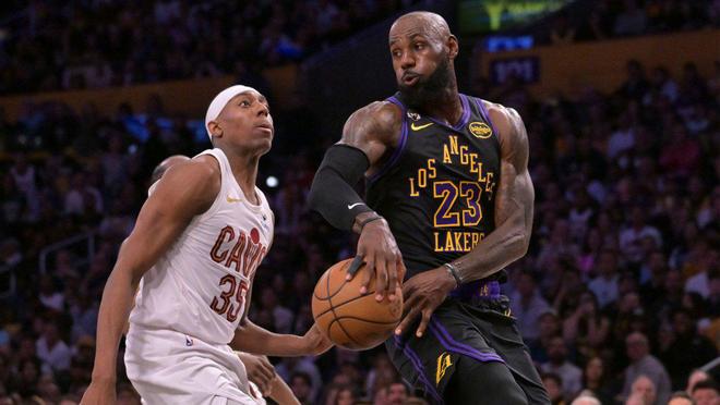 詹姆斯坦承伤病困扰 湖人