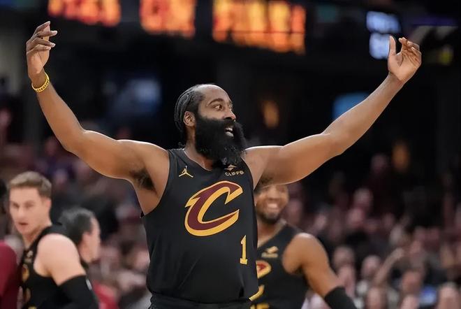 哈登关键传球+斯特鲁斯三分锁定胜局 骁勇险胜勇