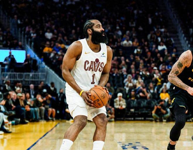 哈登关键传球+斯特鲁斯三分锁定胜局 骁勇险胜勇