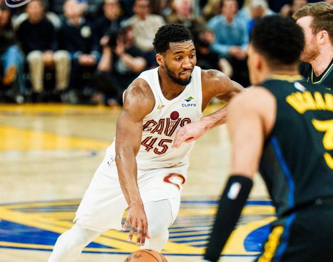 哈登关键传球+斯特鲁斯三分锁定胜局 骁勇险胜勇